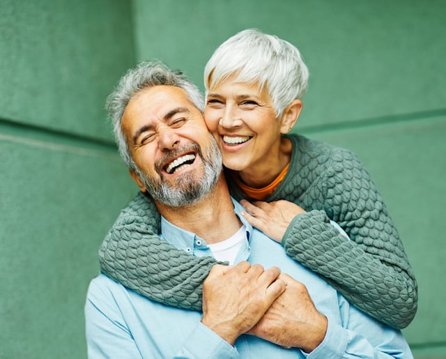 Un couple âgé en train de rire