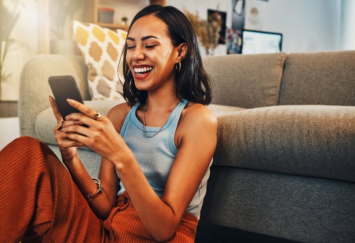 Une femme passe un bon moment avec son téléphone