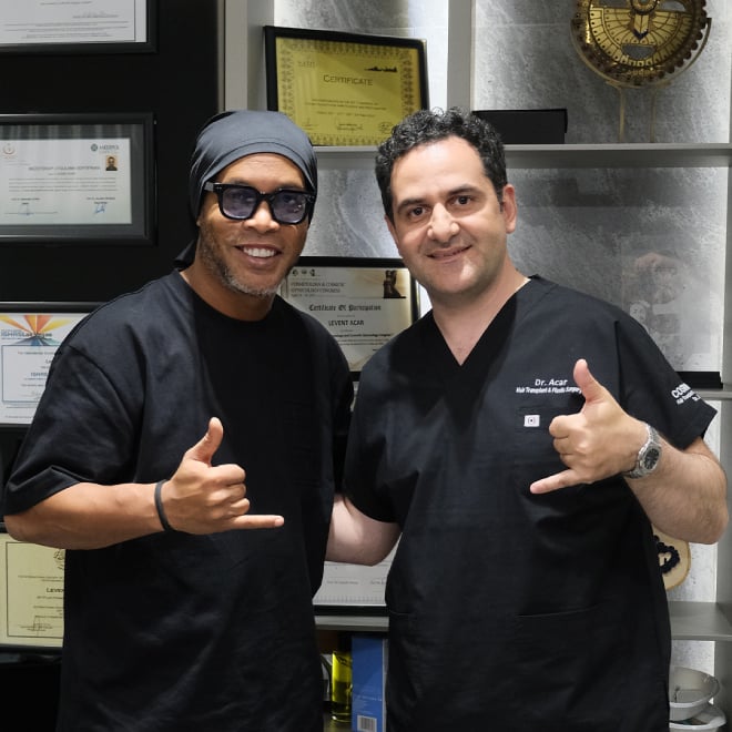 La star du football Ronaldinho lors de sa visite au Dr Levent Acar à la clinique Cosmedica.