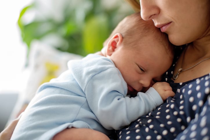 Un bébé dans les bras de sa mère