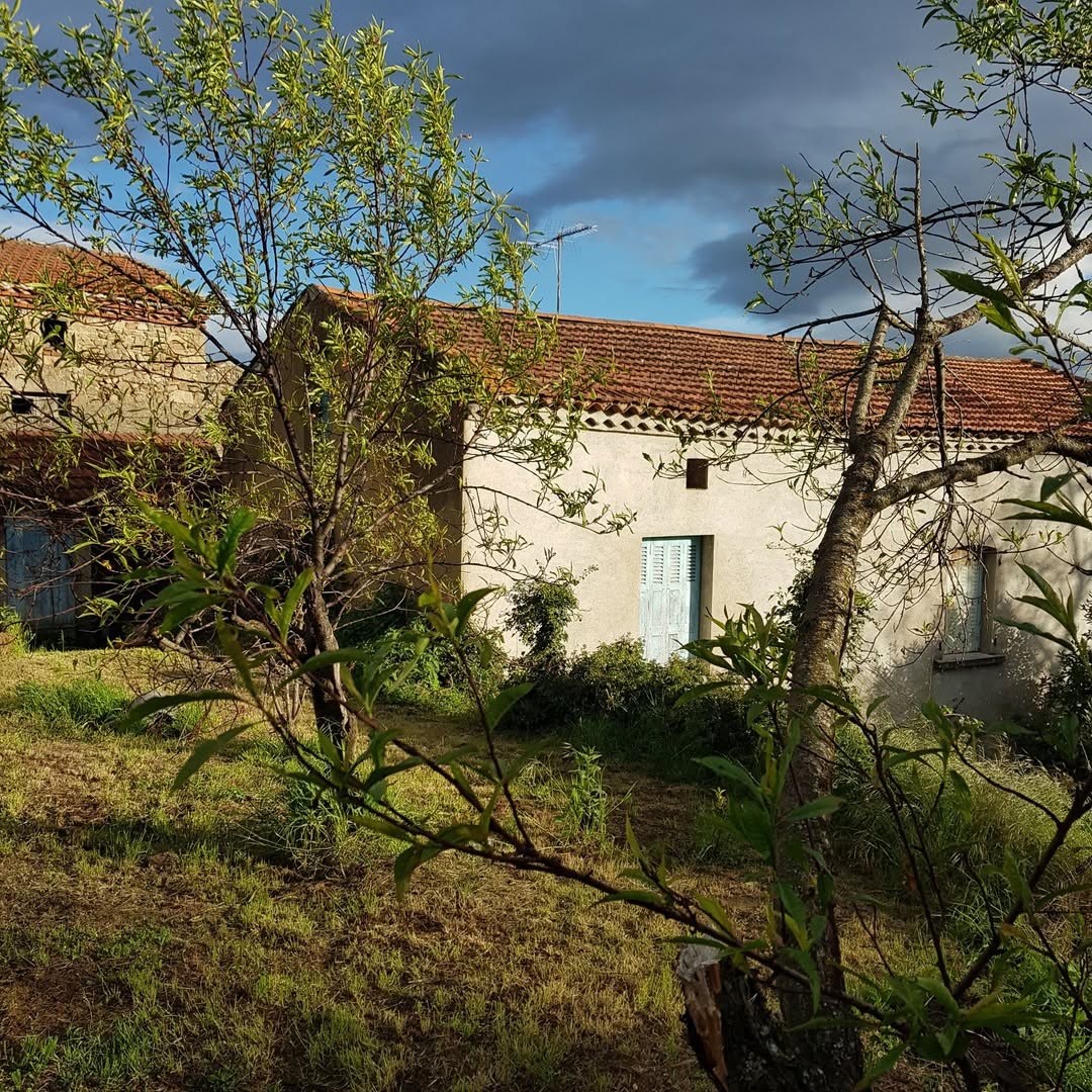 Maison en travaux, achetée par Pierre Charles et Philippe Gomes