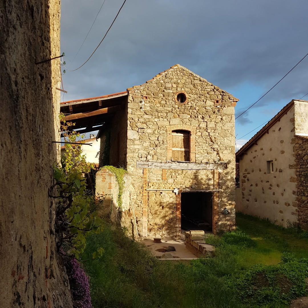 Maison en travaux, achetée par Pierre Charles et Philippe Gomes