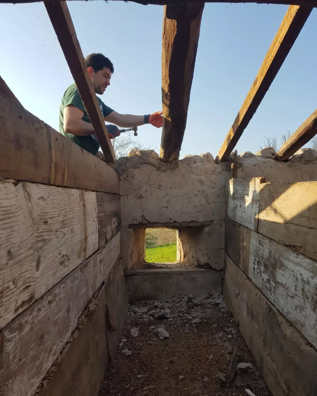 Maison en travaux, achetée par Pierre Charles et Philippe Gomes