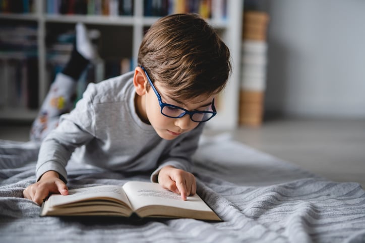 Un enfant lit un livre