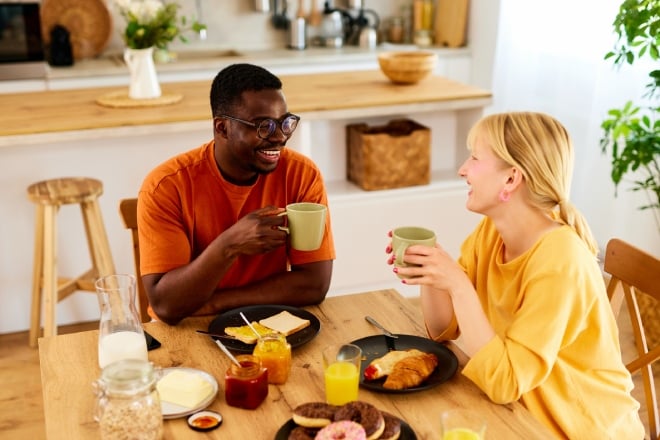 un couple prend le petit-déjeuner ensemble