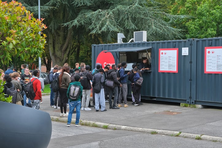 Des étudiants devant un Crous