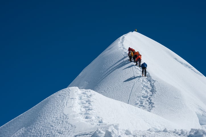 Des alpinistes montent au sommet de l'Everest