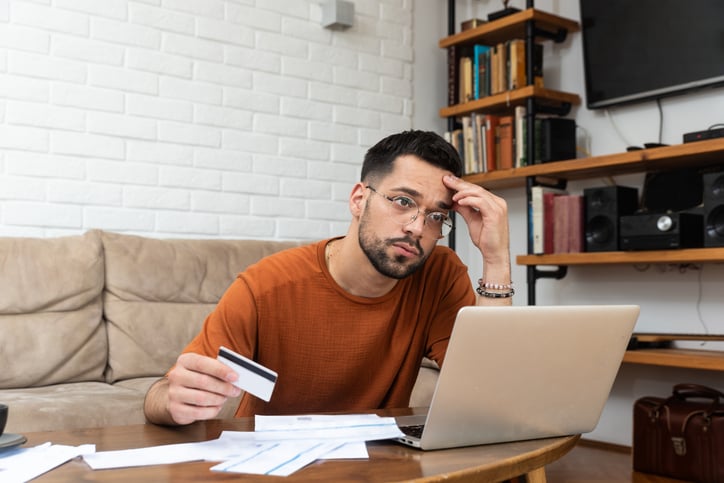 Un homme inquiet face à ses factures