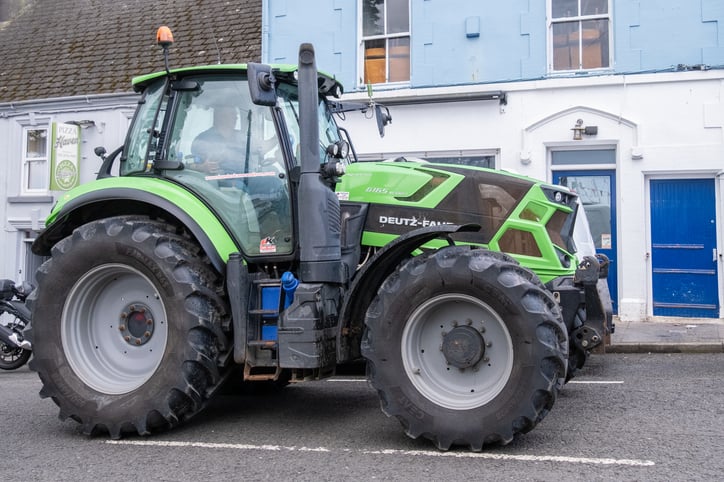 Un tracteur dans une rue