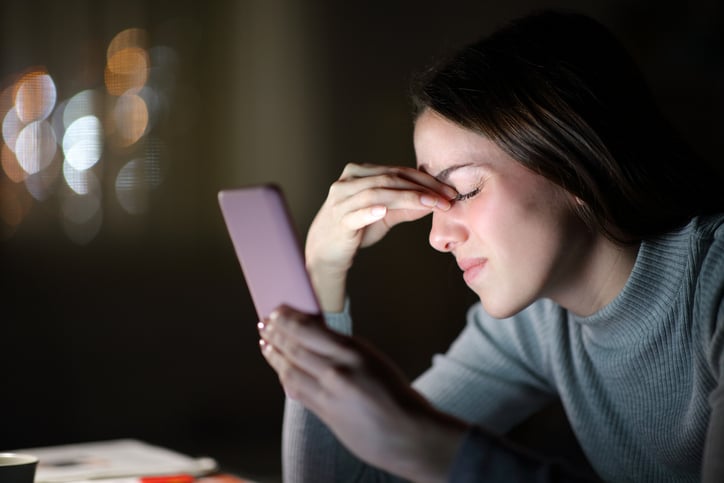 Une femme a mal aux yeux