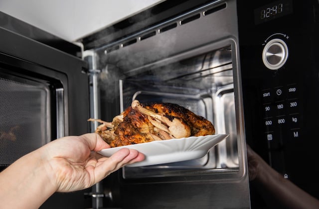 Un plat de poulet au micro-ondes