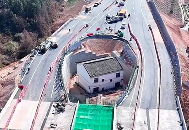 Maison entourée d'une autoroute, en Chine