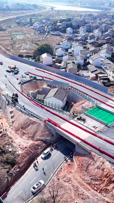 Maison entourée d'une autoroute, en Chine