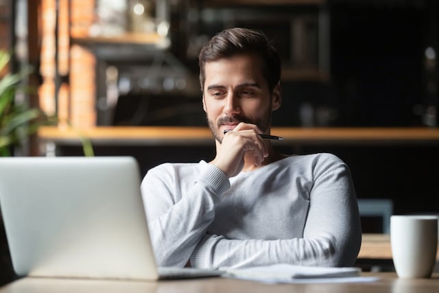 Un homme qui regarde son ordinateur portable 