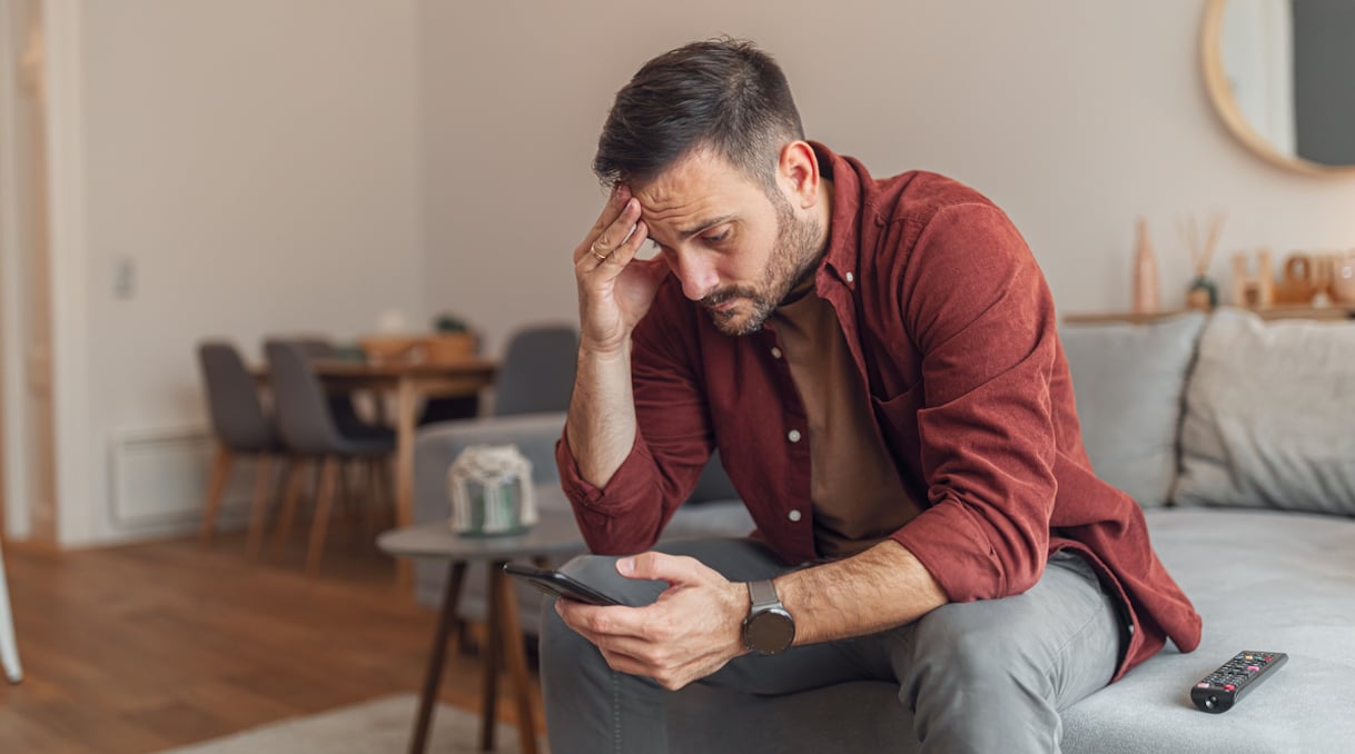 Un homme qui regarde son téléphone portable