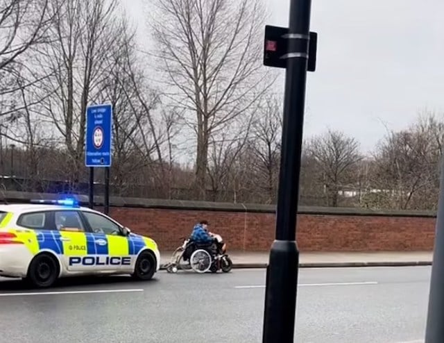 Course-poursuite entre la femme en fauteuil roulant et les policiers 