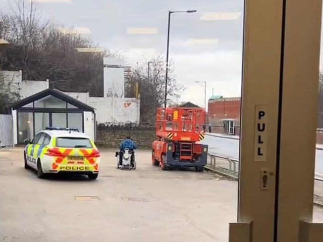 Course-poursuite entre la femme en fauteuil roulant et les policiers 