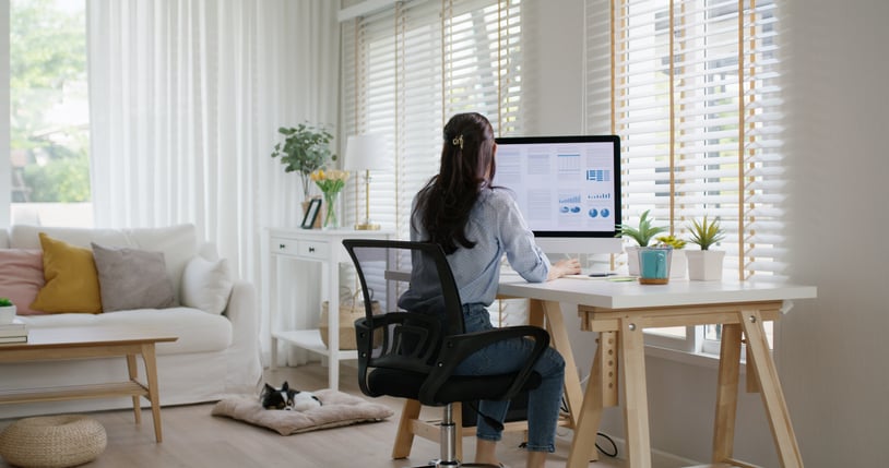 Une femme travaille depuis chez elle