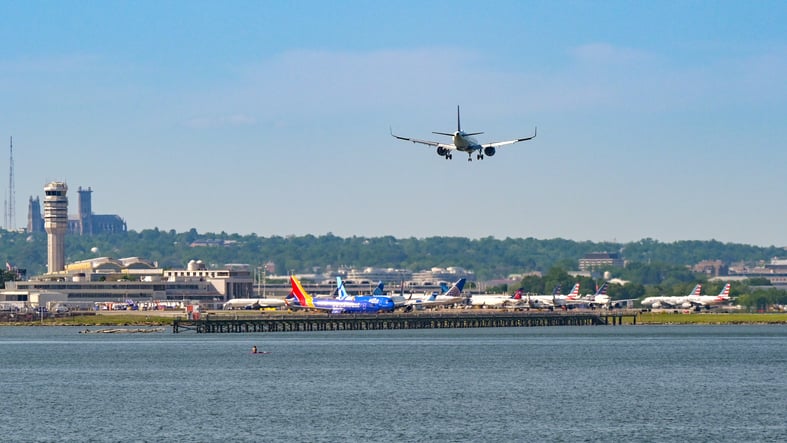 Un avion s'apprête à atterrir à l'aéroport Ronald Reagan (Washington), situé à proximité du fleuve Potomac