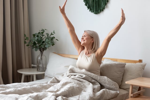 Une femme qui s'étire dans son lit