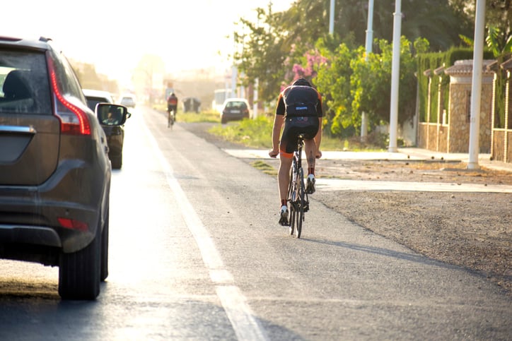 Un vélo circulant sur une piste cyclable