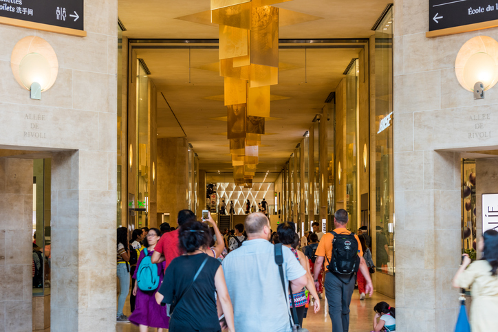 Les visiteurs à l'intérieur du musée du Louvre