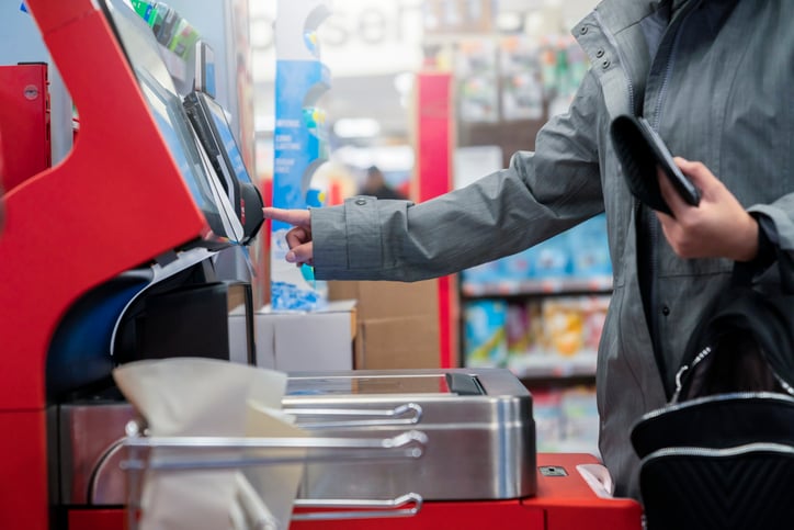 Un client à la caisse automatique d'un supermarché