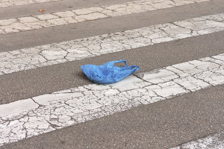 Un sac plastique dans la rue