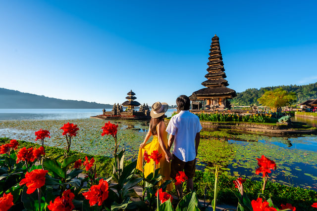 Un jeune couple contemplant un temple à Bali