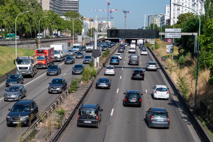 Voitures circulant sur le périphérique parisien