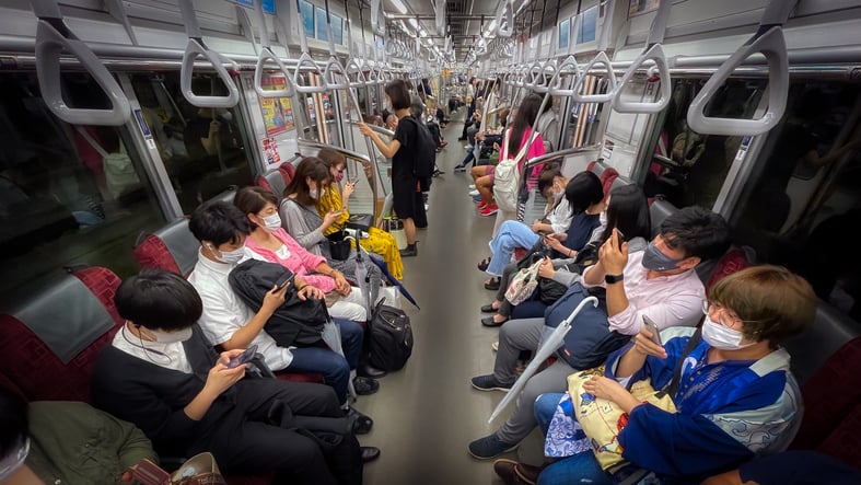 Des Japonais dans un train