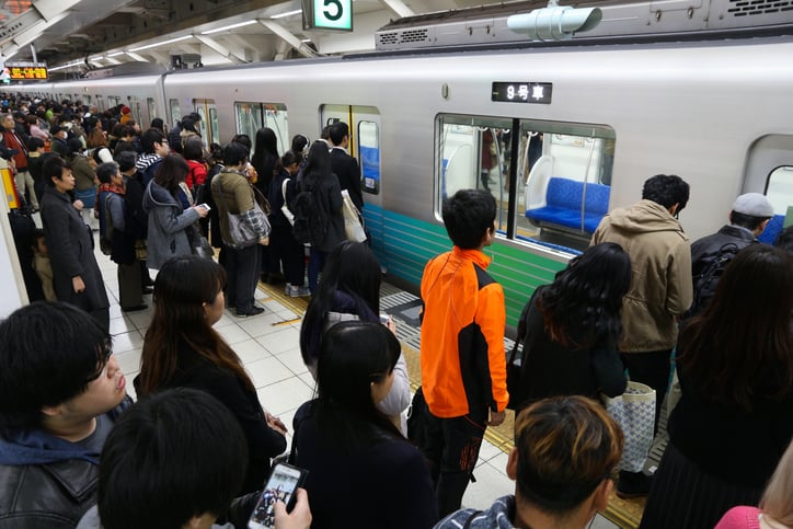 Des Japonais font la queue pour entrer dans le train