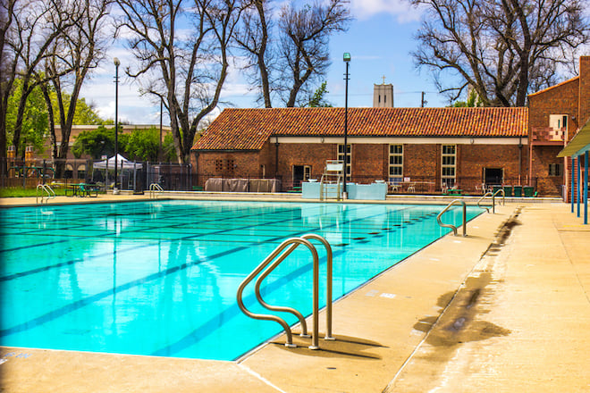 Une piscine municipale extérieure