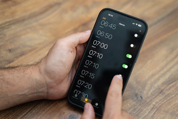 Plusieurs réveils activés sur un smartphone