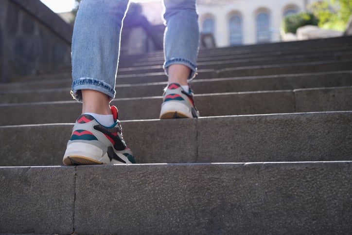 Une personne monte un escalier