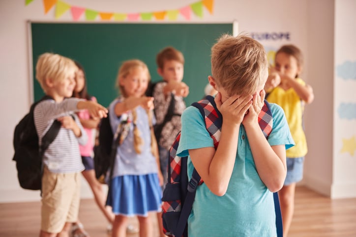 Un enfant victime de moqueries à l'école