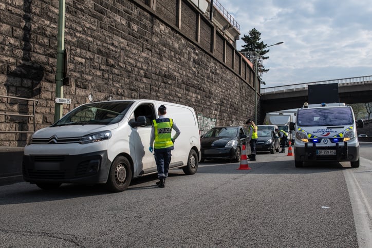 Des policiers contrôlent des véhicules sur le périphérique de Paris