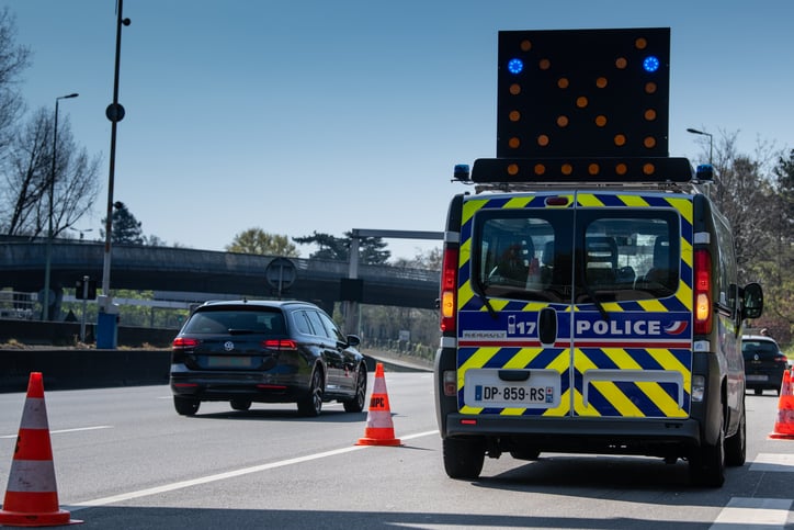 Véhicule de police sur une autoroute