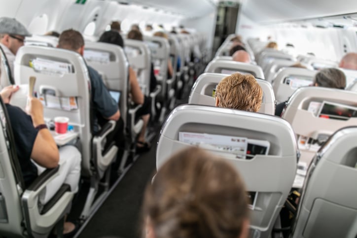 Des passagers dans un avion