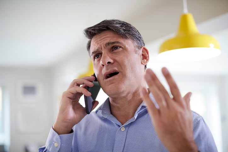 Un homme en colère au téléphone