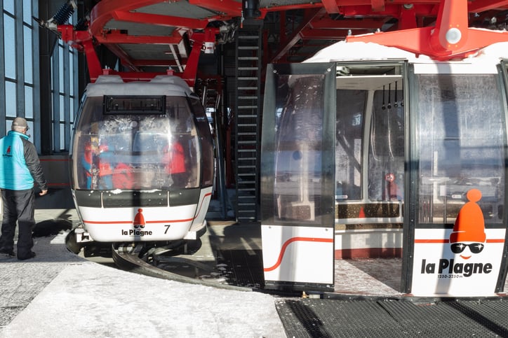 Téléphériques à la station de La Plagne (Savoie)