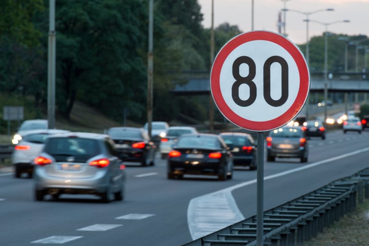 Un panneau de limitation à 80 km/h