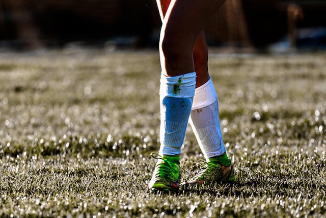 Gros plan sur les jambes d'une joueuse de football