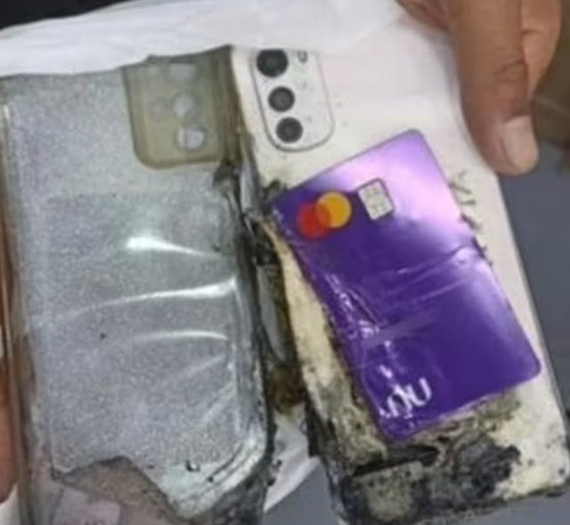 Photo du téléphone portable après l'explosion 