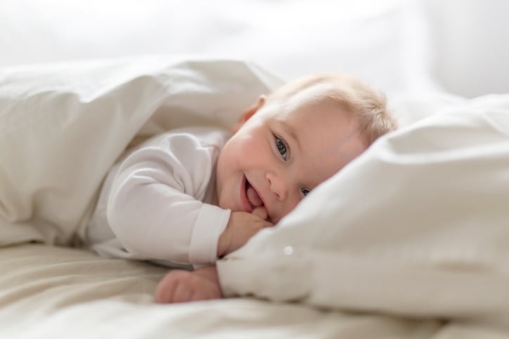 Un bébé dans un lit