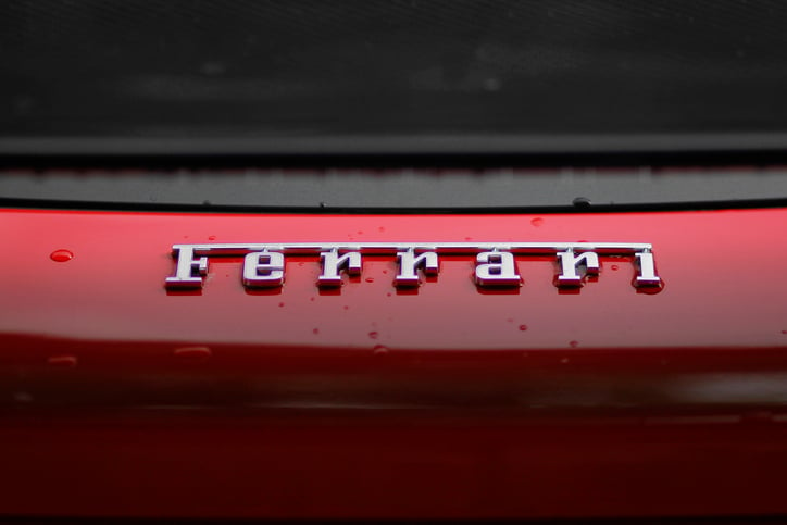 Le logo Ferrari sur une voiture 