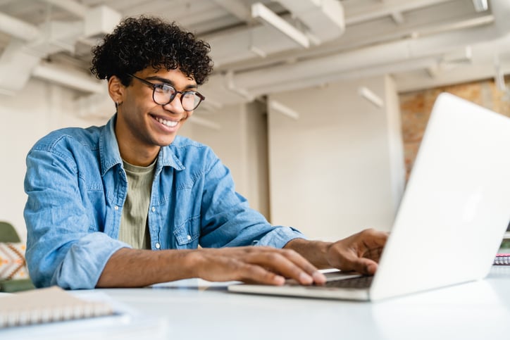 Un jeune homme sur un ordinateur