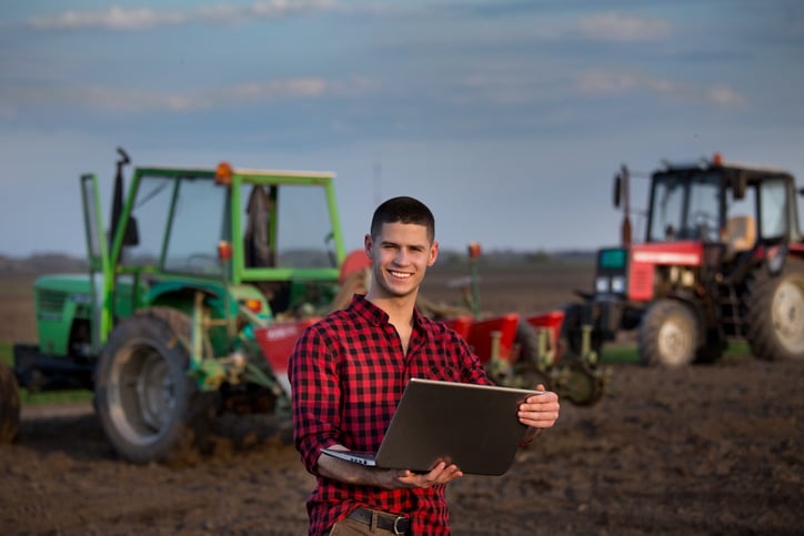 Un jeune travaille dans l'agriculture