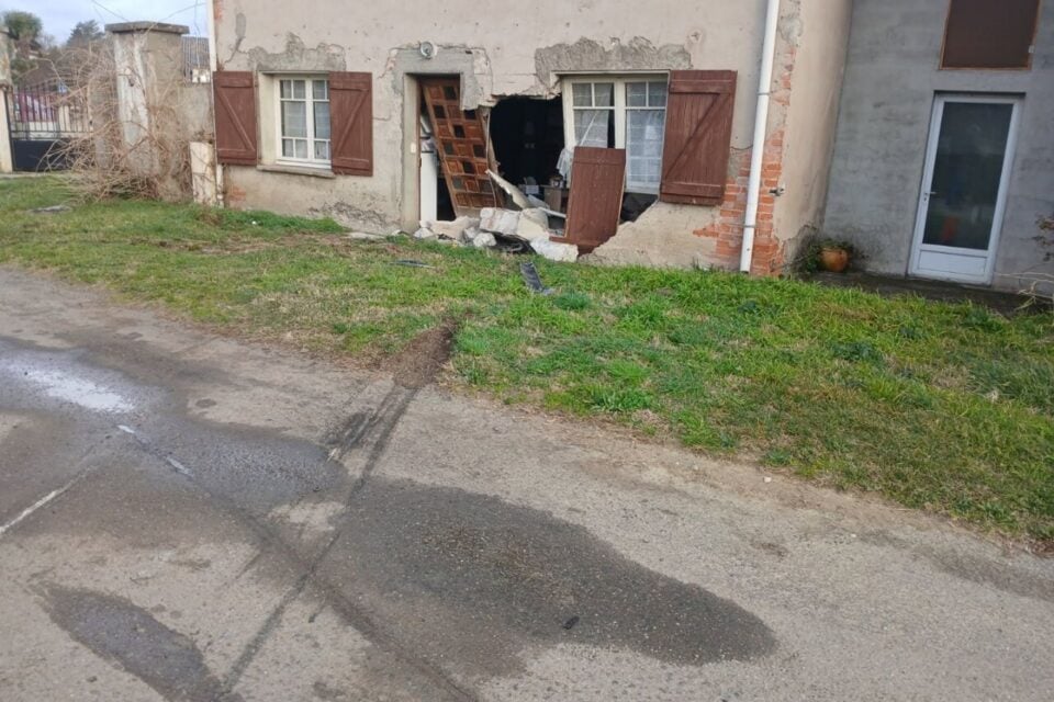 La maison encastrée par une voiture