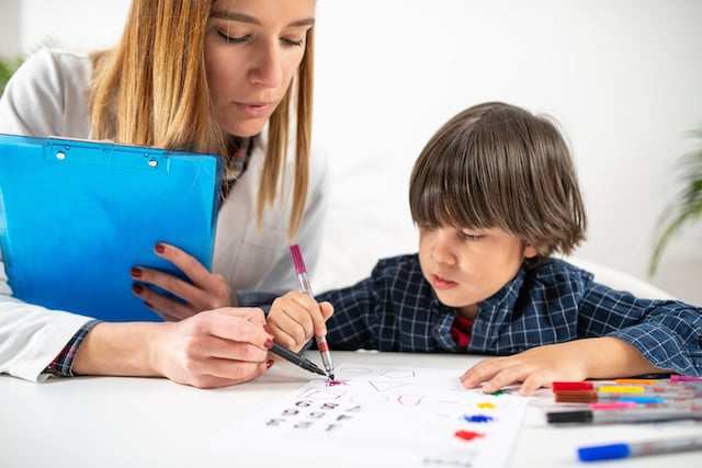 Un petit garçon en train de faire un test de psychologie 